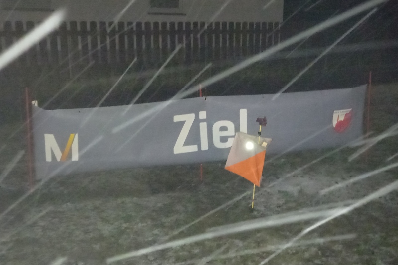 Das Ziel des Adlkofener Nacht-OLs im Schneetreiben. Das Ziel des Adlkofener Nacht-OLs im Schneetreiben.